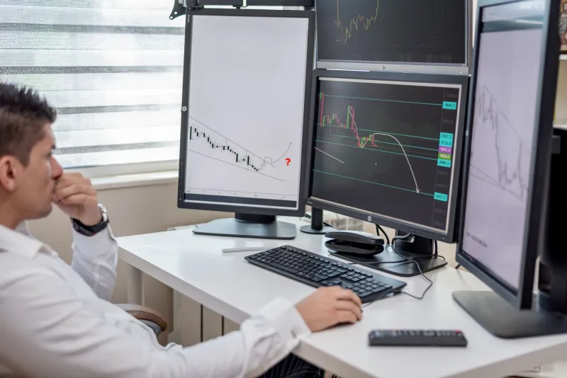 Before the Bell Rings: How Analyst Estimate Revisions Telegraph Earnings Outcomes Days in Advance